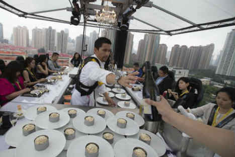 En China un hotel abre un restaurante colgante a 50 metros de altura (F0TOS)