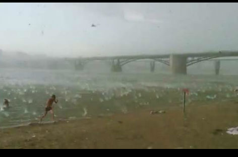¡Impresionante! Lluvia de granizo sorprendió a bañistas en playa de Rusia (VIDEO)