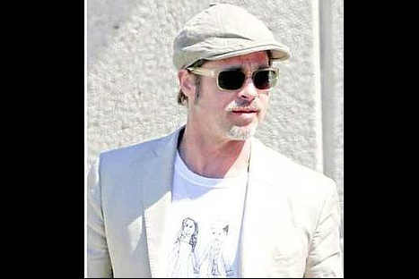 Brad Pitt luce dibujo de su hija en camiseta