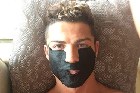 Cristiano Ronaldo se tomó un ´selfie´ con una curiosa máscara en su rostro