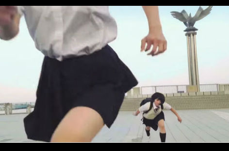 ¡Asombroso! Estudiantes japonesas se persiguen por las calles como ninjas (VIDEO)