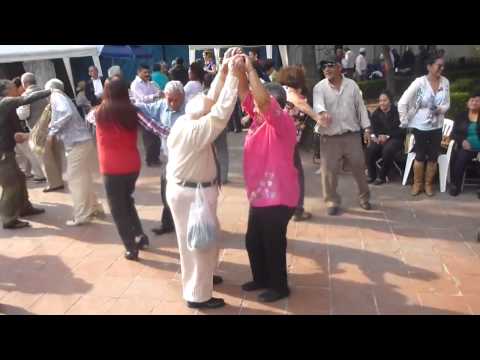 El abuelito que se ha vuelto una sensación en Internet por su forma de bailar (VIDEO)