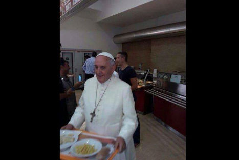 Papa Francisco almorzó como un empleado más del Vaticano (FOTOS)