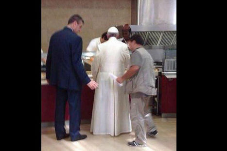 Papa Francisco almorzó como un empleado más del Vaticano (FOTOS)