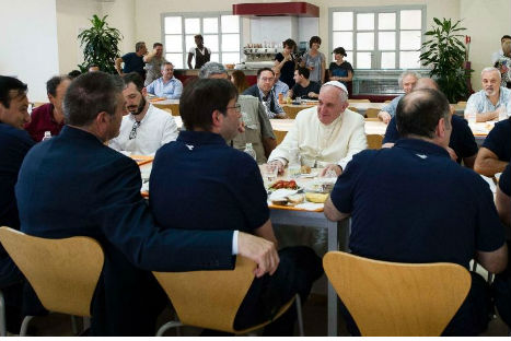 Papa Francisco almorzó como un empleado más del Vaticano (FOTOS)