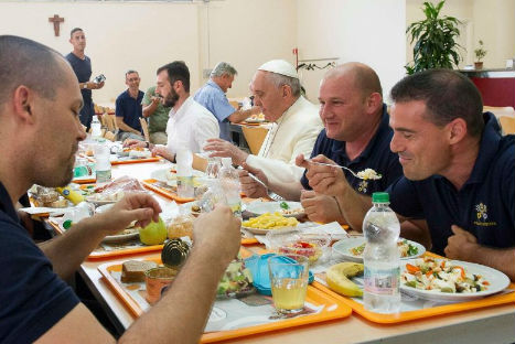 Papa Francisco almorzó como un empleado más del Vaticano (FOTOS)