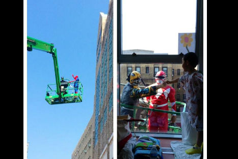 Limpiadores de ventanas se disfrazaron de superhéroes para entretener a niños hospitalizados (FOTOS)