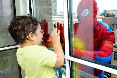 Limpiadores de ventanas se disfrazaron de superhéroes para entretener a niños hospitalizados (FOTOS)