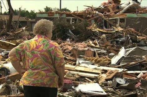 ¡Milagroso! Anciana con su casa destruida por un tornado obtiene una increíble sorpresa (VIDEO)