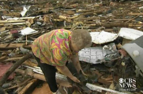 ¡Milagroso! Anciana con su casa destruida por un tornado obtiene una increíble sorpresa (VIDEO)