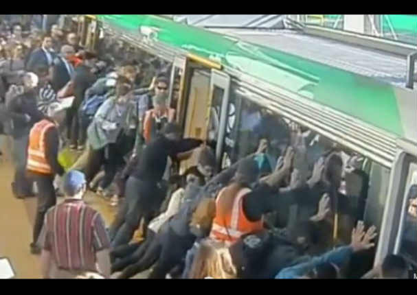 Pasajeros mueven un vagón del tren para salvar a una persona