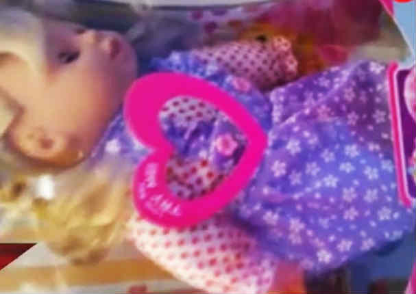 Padre obsequia a su hija una muñeca que canta 'quieren morir' (VIDEO)