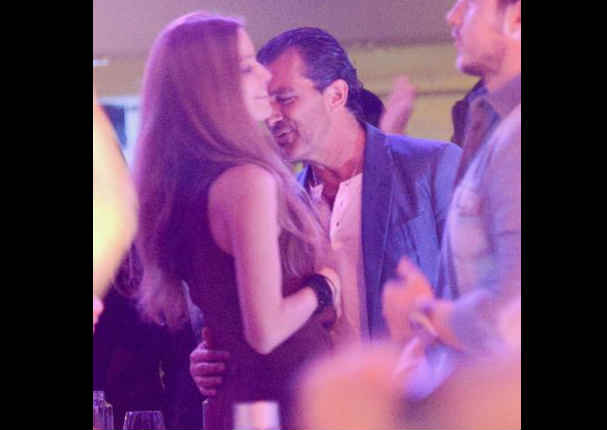 Antonio Banderas es captado en pleno coqueteo con una mujer (FOTOS)