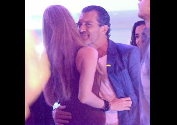 Antonio Banderas es captado en pleno coqueteo con una mujer (FOTOS)