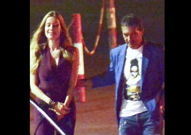 Antonio Banderas es captado en pleno coqueteo con una mujer (FOTOS)