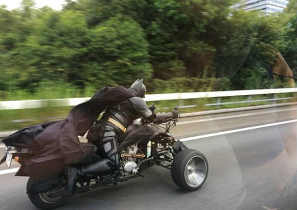 ¡Sujeto con disfraz de Batman es captado en una super moto! (VIDEO)