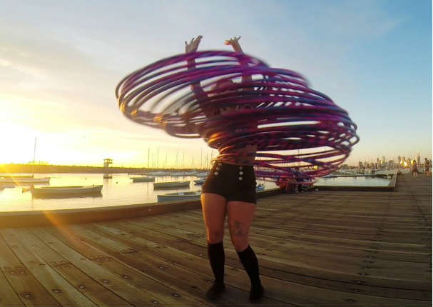 Asombrosa mujer mueve su cuerpo con 30 Hula-Hulas a la vez (VIDEO)