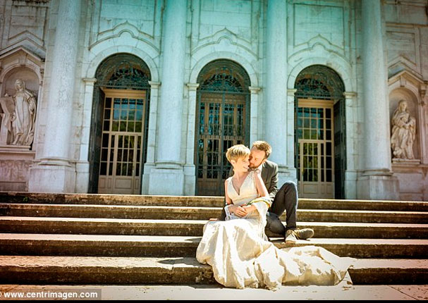 ¡Todo por amor! Conoce a la pareja que se casó 66 veces viajando alrededor del mundo (FOTOS)