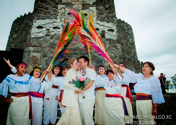 ¡Todo por amor! Conoce a la pareja que se casó 66 veces viajando alrededor del mundo (FOTOS)