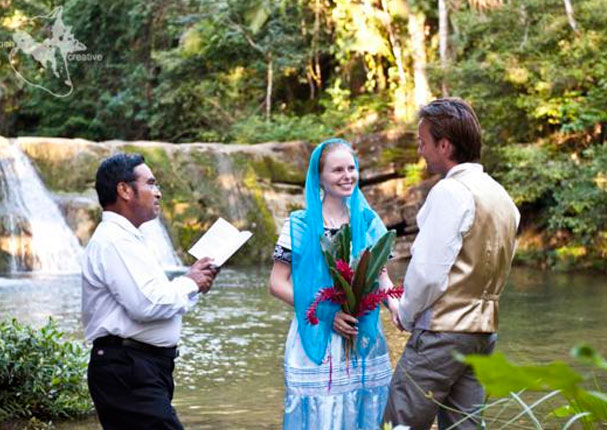 ¡Todo por amor! Conoce a la pareja que se casó 66 veces viajando alrededor del mundo (FOTOS)