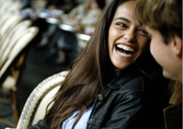 Mira cómo se ríe una chica con su novio y cómo se ríe con sus amigas - VIDEO