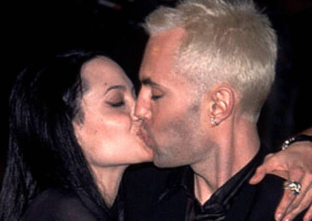 Revelan por qué Angelina Jolie y su hermano se besaron en el Oscar