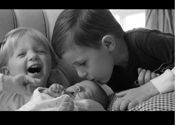18 fotos de la reacción de niños que conocen a sus hermanos por primera vez (FOTOS)