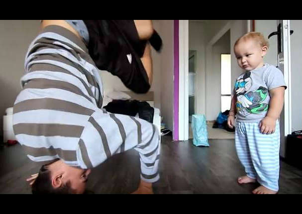 Tierno: Un padre le enseña a bailar a su pequeño hijo (VIDEO)