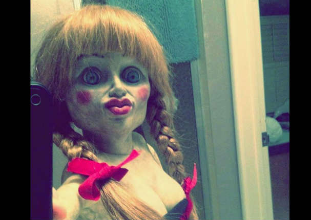 ¡Mira el lado sexy de la terrorífica muñeca Anabelle! (FOTOS)