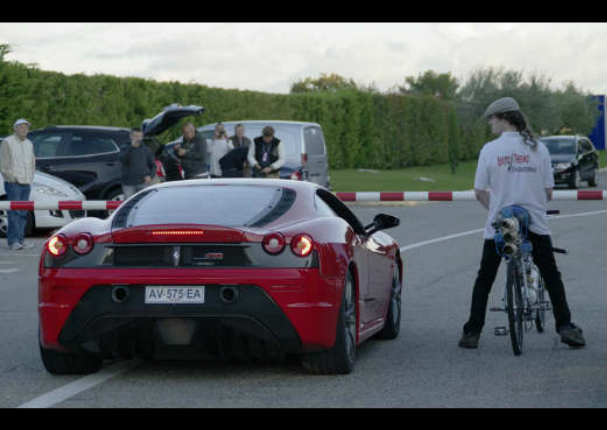 ¡Asombroso! Ciclista vence en duelo de velocidad a un Ferrari y bate récord (VIDEO)