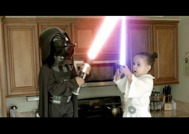 Tiernos niños juegan como si fueran 'Jedis' de la película Star Wars (VIDEO)