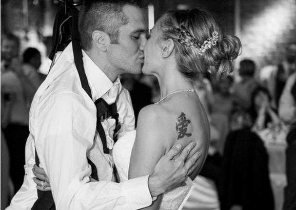 Emotivo: Un novio parapléjico se pone de pie en su boda para complacer a su novia