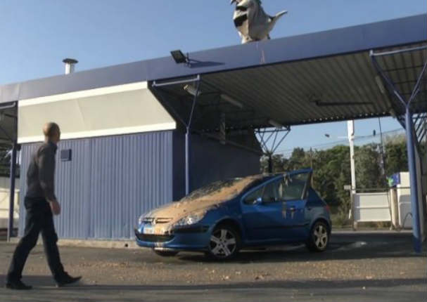 Un hombre es víctima de una pesada broma en un lavado de autos (VIDEO)
