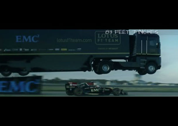 ¡Épico! Un camión salta sobre un auto formula 1 a gran velocidad (VIDEO)