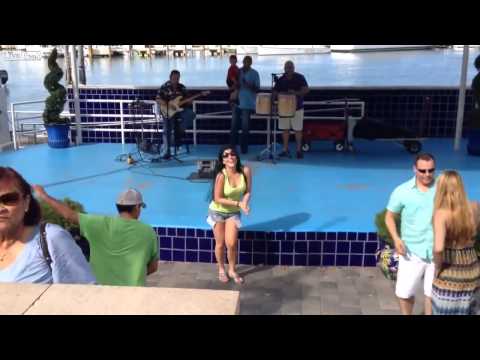 Mira la singular competencia de tres varones para bailar salsa con una mujer (VIDEO)