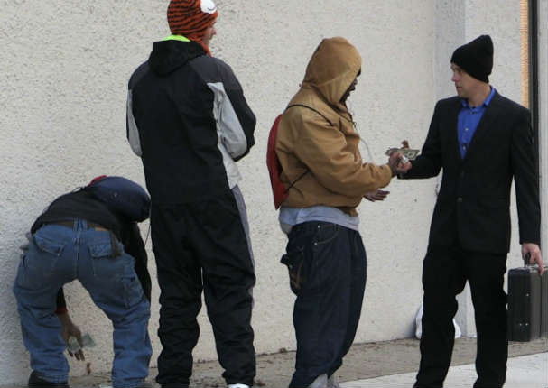 Mira las diferentes reacciones que tuvieron algunas personas al encontrarse dinero en la calle (VIDEO)