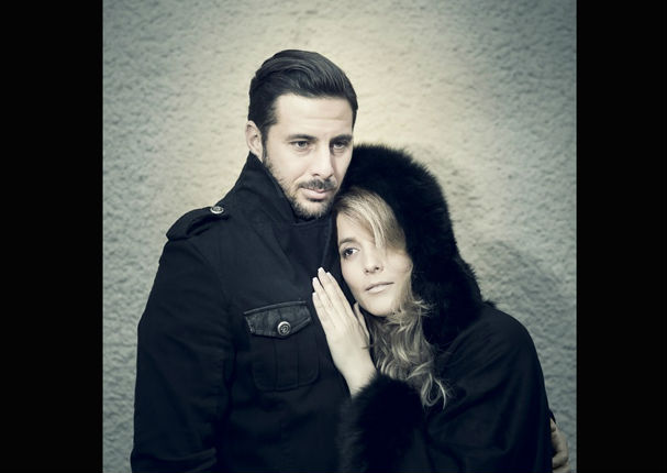 Claudio Pizarro luce su amor con su esposa en sesión de fotos(FOTOS)