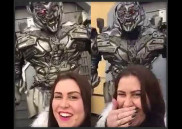 Una chica se quiere tomar una foto con un 'transformer' y este tuvo una inesperada reacción (VIDEO)