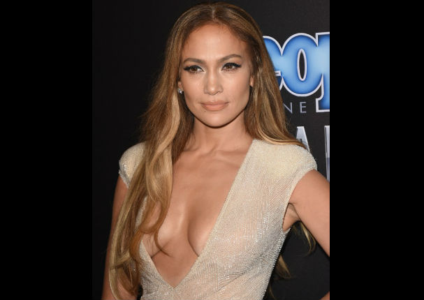 Jennifer Lopez lució un sensual escote en la fiesta People (FOTOS)