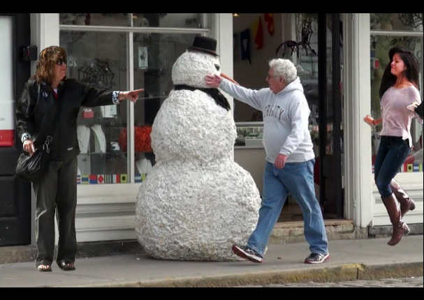 Mira la broma del 'muñeco de nieve' viviente (VIDEO)