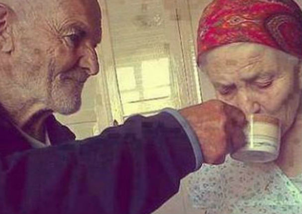 La historia de amor de estos dos ancianos viene conmoviendo en las redes sociales (FOTO)