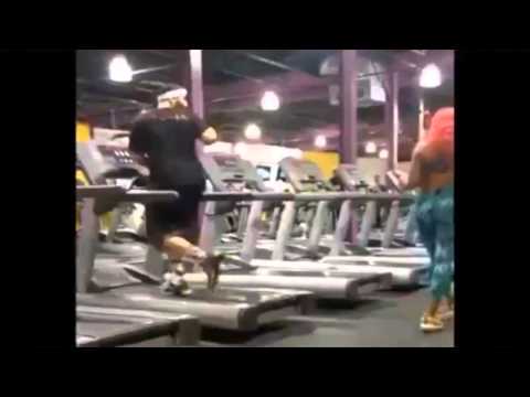 Hombre pasa bochornoso momento en el gimnasio por ver a una mujer (VIDEO)