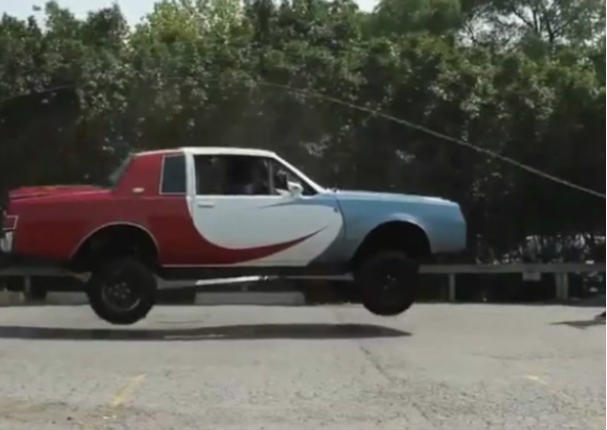 ¡Impresionante! Un auto es capaz de saltar la soga - VIDEO