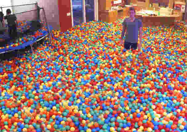 ¡Una piscina de pelotas en casa! Mira lo que hizo este hombre para sorprender a su esposa (VIDEO)