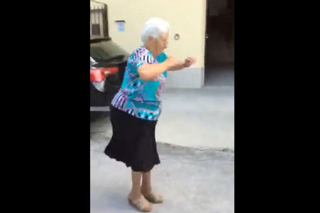 Mira cómo esta tierna 'abuelita' salta la cuerda (VIDEO)