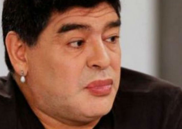 Maradona aparece con polémico cambio de look