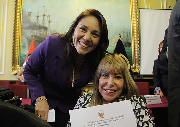 Gina Parker recibió condecoración en el Día Internacional de la Mujer (FOTOS)