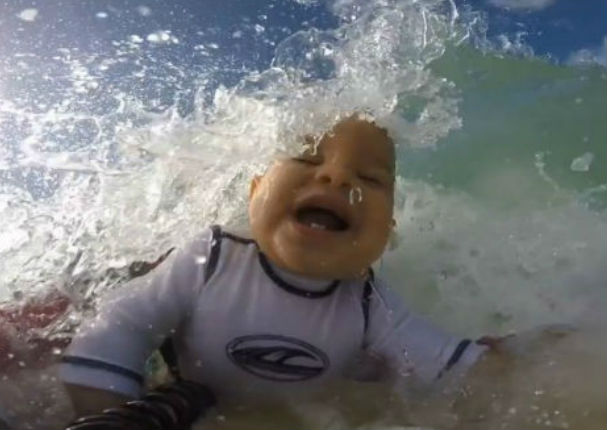 Mira al pequeño surfer de nueve meses dominar las olas (VIDEO)