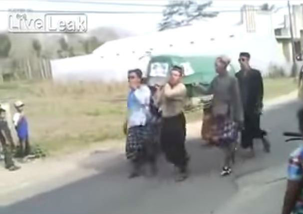 Muerto se cae de ataúd mientras era cargado por la calle (VIDEO)