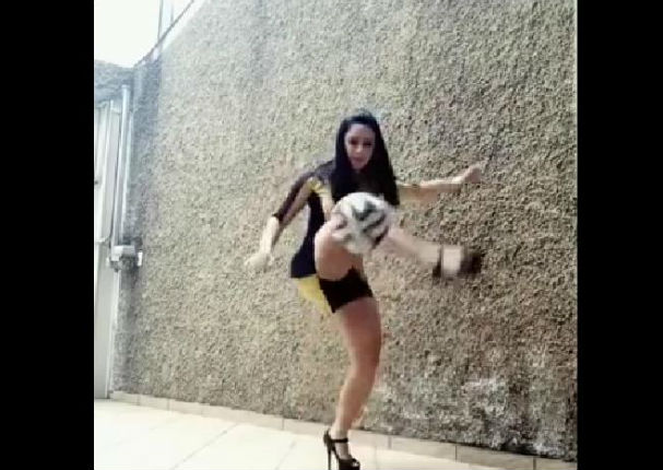 Mira a esta chica hacer pataditas con el balón, en tacos y minifalda (VIDEO)